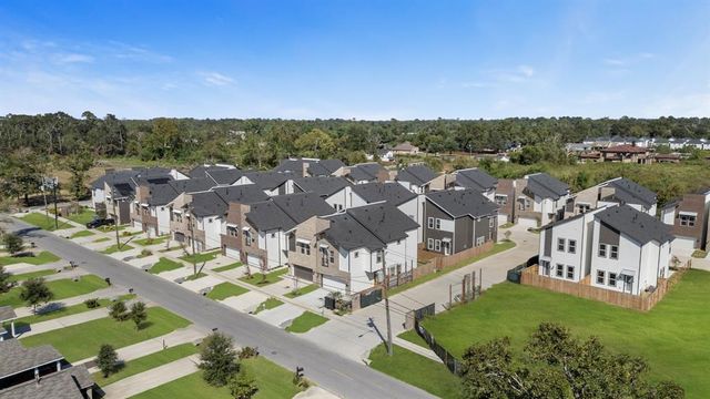 5808 Francis Oak Place Place, Houston, TX 77091