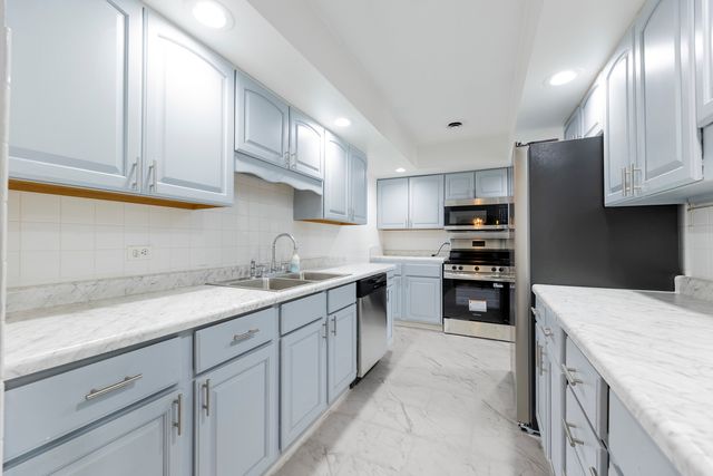 5721 Circle Drive 202, Oak Lawn, IL 60453