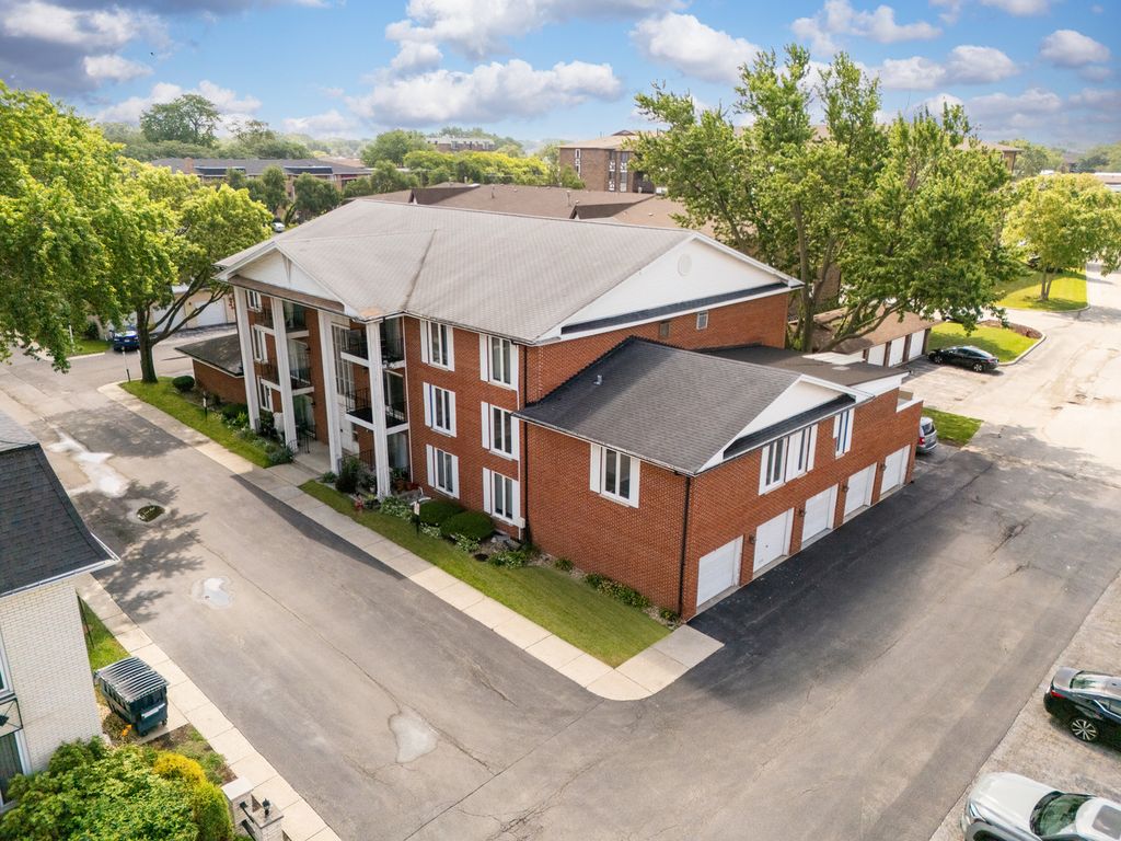 5721 Circle Drive 202, Oak Lawn, IL 60453