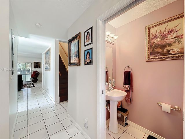 9521 NW 42nd St, Sunrise, FL 33351