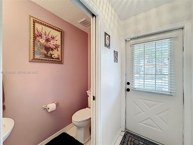 9521 NW 42nd St, Sunrise, FL 33351