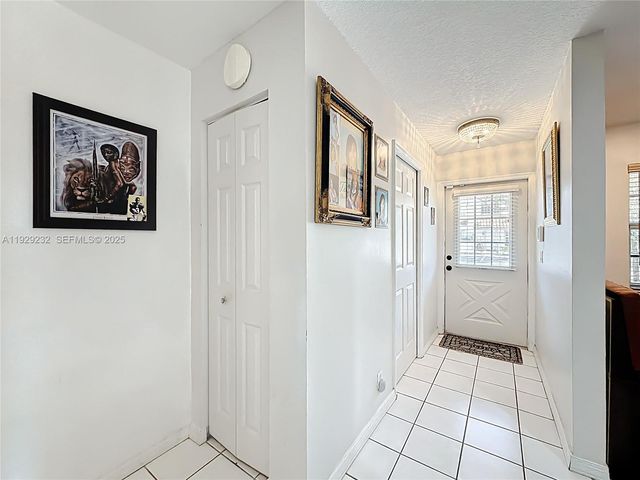 9521 NW 42nd St, Sunrise, FL 33351