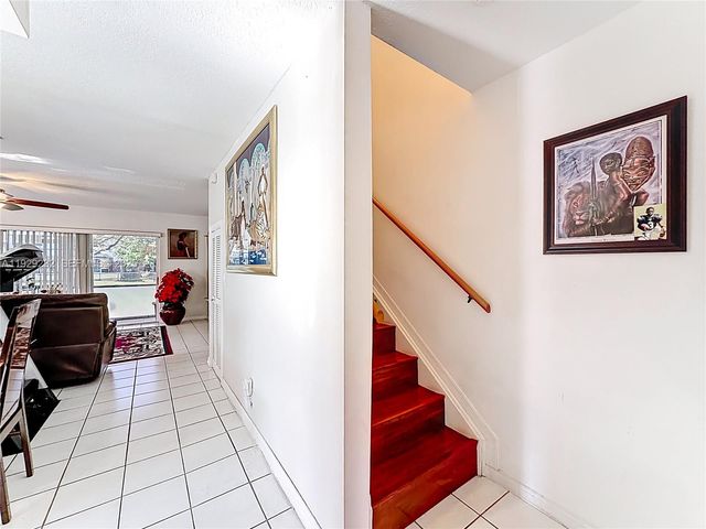 9521 NW 42nd St, Sunrise, FL 33351