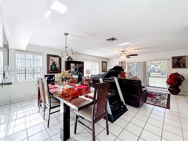 9521 NW 42nd St, Sunrise, FL 33351