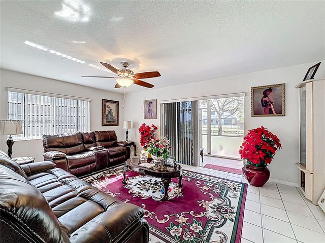 9521 NW 42nd St, Sunrise, FL 33351