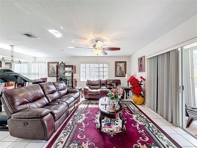 9521 NW 42nd St, Sunrise, FL 33351