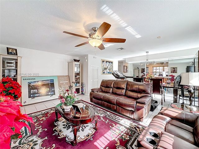 9521 NW 42nd St, Sunrise, FL 33351