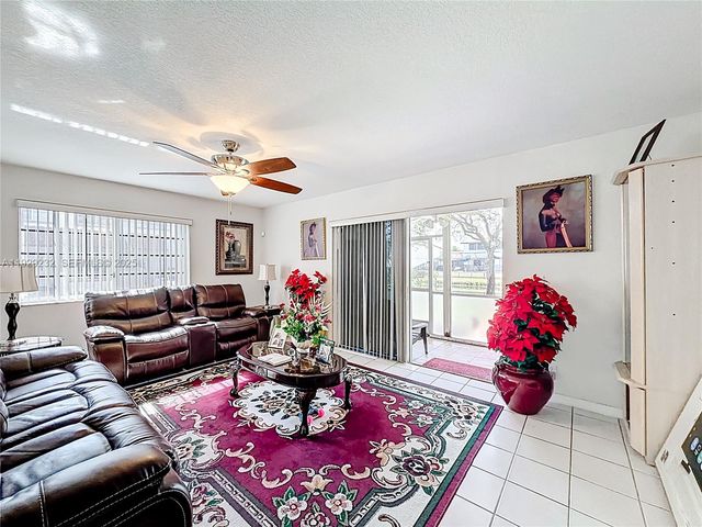 9521 NW 42nd St, Sunrise, FL 33351