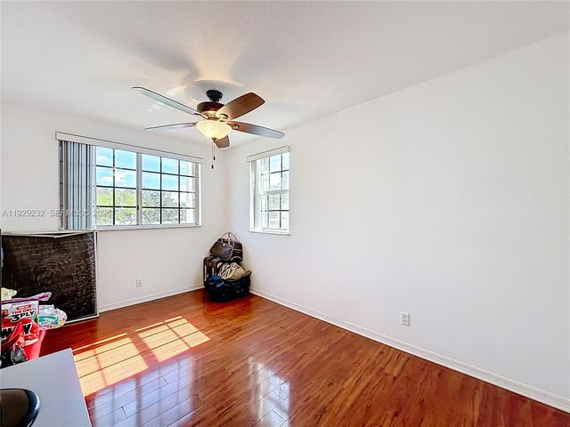 9521 NW 42nd St, Sunrise, FL 33351