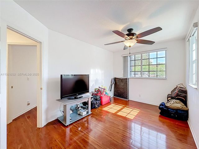 9521 NW 42nd St, Sunrise, FL 33351