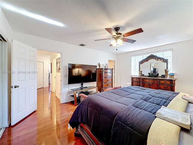 9521 NW 42nd St, Sunrise, FL 33351