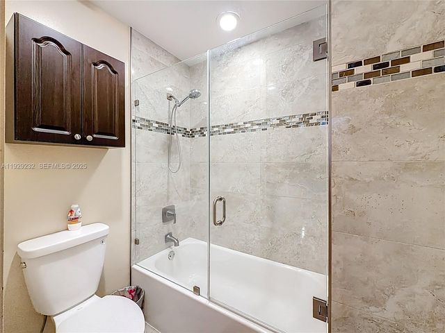 9521 NW 42nd St, Sunrise, FL 33351