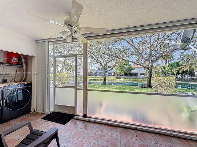 9521 NW 42nd St, Sunrise, FL 33351