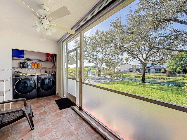 9521 NW 42nd St, Sunrise, FL 33351