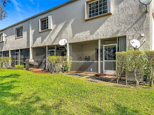 9521 NW 42nd St, Sunrise, FL 33351