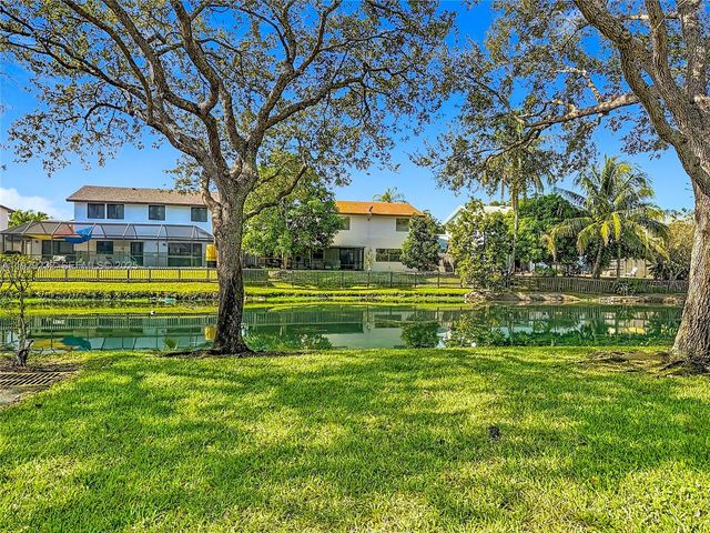 9521 NW 42nd St, Sunrise, FL 33351