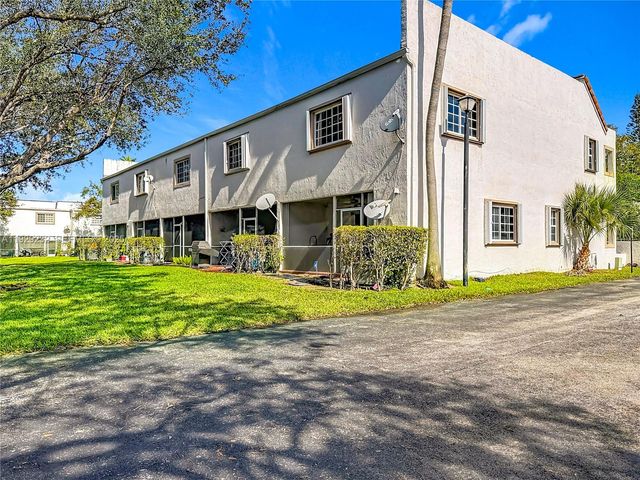 9521 NW 42nd St, Sunrise, FL 33351