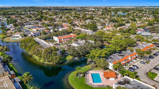 9521 NW 42nd St, Sunrise, FL 33351