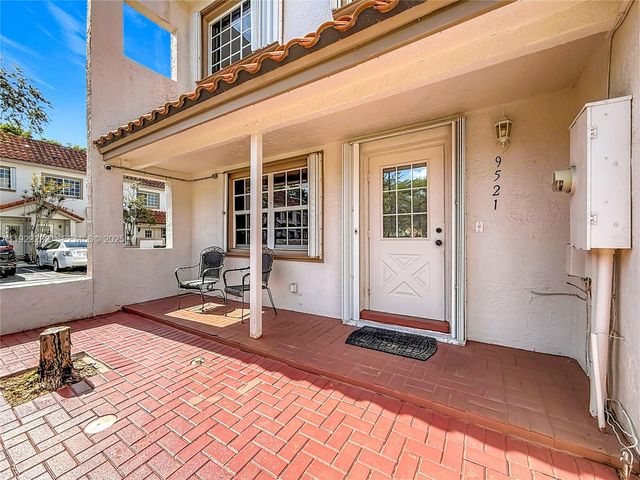 9521 NW 42nd St, Sunrise, FL 33351