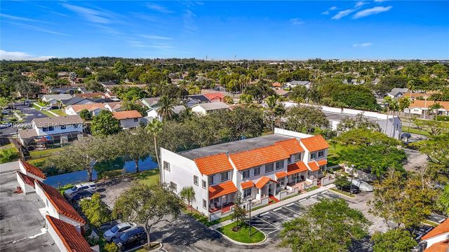 9521 NW 42nd St, Sunrise, FL 33351