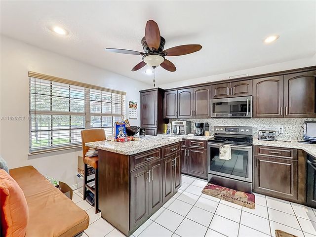 9521 NW 42nd St, Sunrise, FL 33351