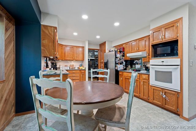 25800 650 Road, Grove, OK 74344