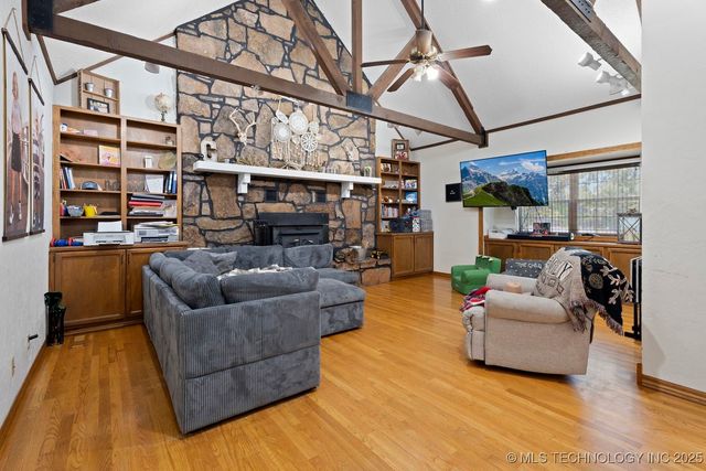 25800 650 Road, Grove, OK 74344