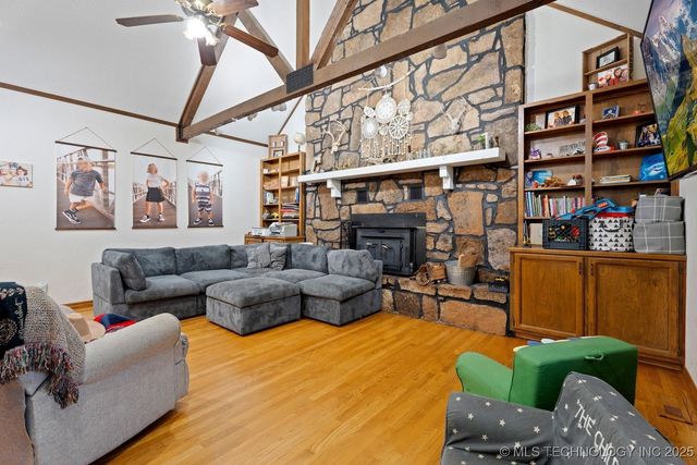 25800 650 Road, Grove, OK 74344