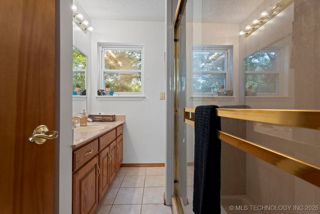 25800 650 Road, Grove, OK 74344