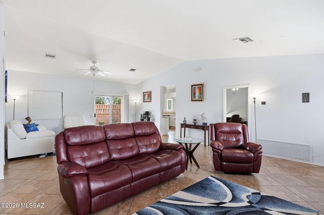1750 W Círculo De La Pinata, Green Valley, AZ 85622