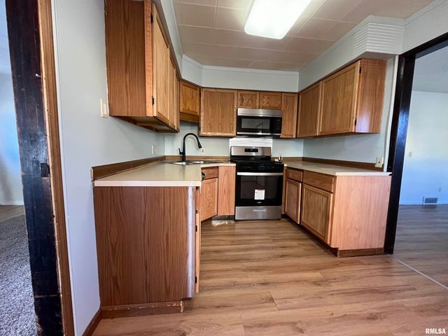 613 W 9TH Avenue, Milan, IL 61264