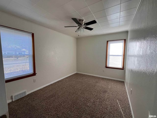 613 W 9TH Avenue, Milan, IL 61264