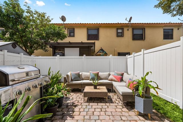 9380 W 33rd Ln, Hialeah, FL 33018