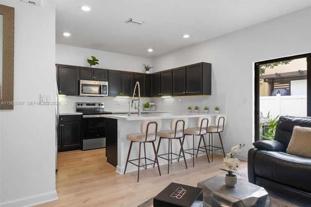 9380 W 33rd Ln, Hialeah, FL 33018