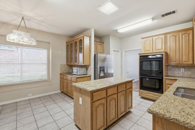 1052 E Seminole Trail, Carrollton, TX 75007