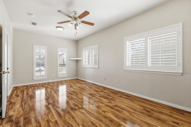 1052 E Seminole Trail, Carrollton, TX 75007