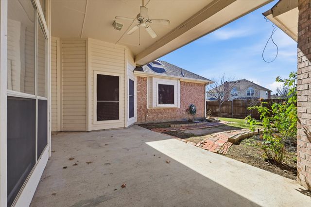 1052 E Seminole Trail, Carrollton, TX 75007