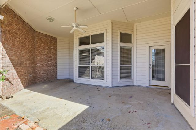 1052 E Seminole Trail, Carrollton, TX 75007