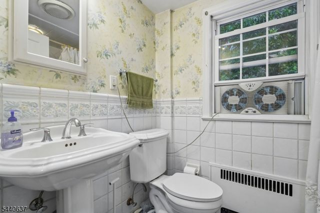 688 Greenbrook Rd, North Plainfield Boro, NJ 07063
