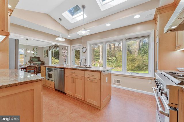 1438 BROOKHAVEN DR, Mclean, VA 22101