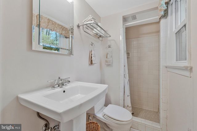 1438 BROOKHAVEN DR, Mclean, VA 22101