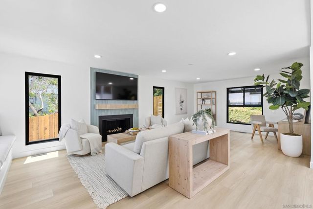 858 Rosecrans, San Diego, CA 92106