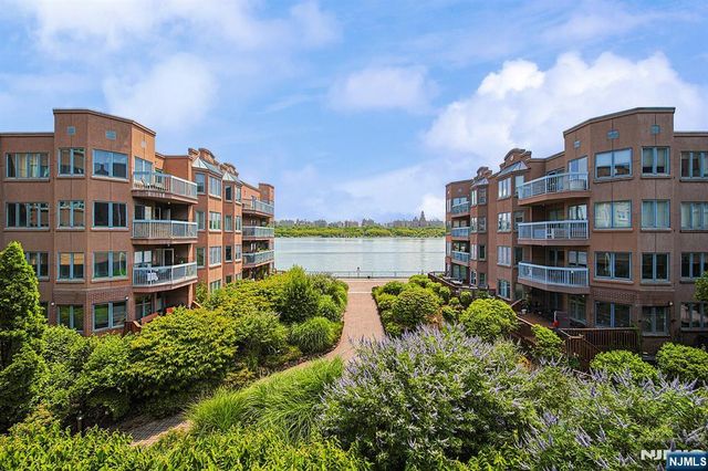 306 Smith Court R306, Edgewater, NJ 07020