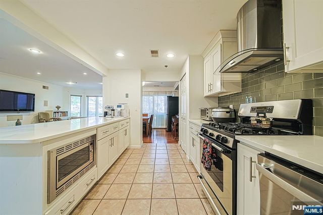 306 Smith Court R306, Edgewater, NJ 07020