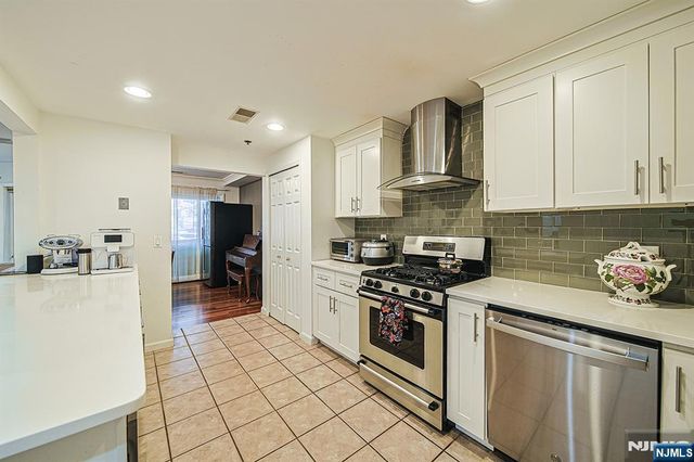 306 Smith Court R306, Edgewater, NJ 07020