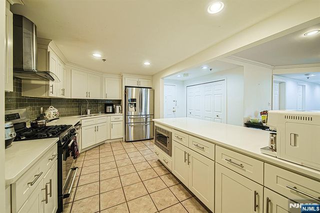 306 Smith Court R306, Edgewater, NJ 07020