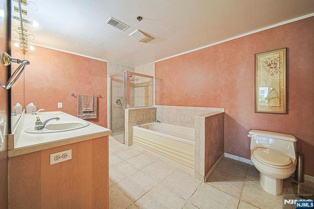 306 Smith Court R306, Edgewater, NJ 07020