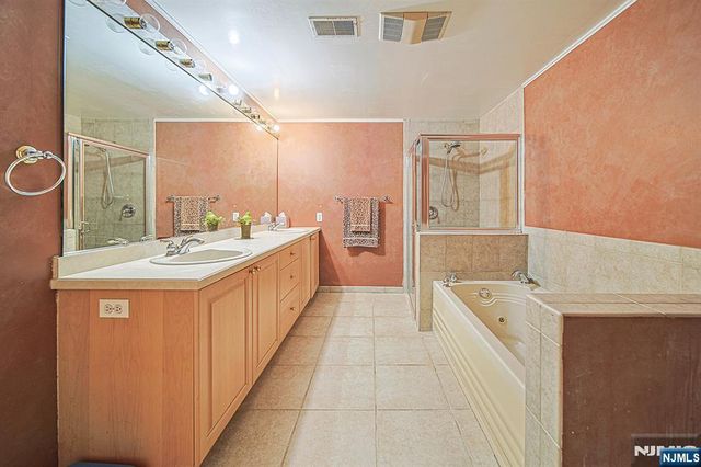 306 Smith Court R306, Edgewater, NJ 07020