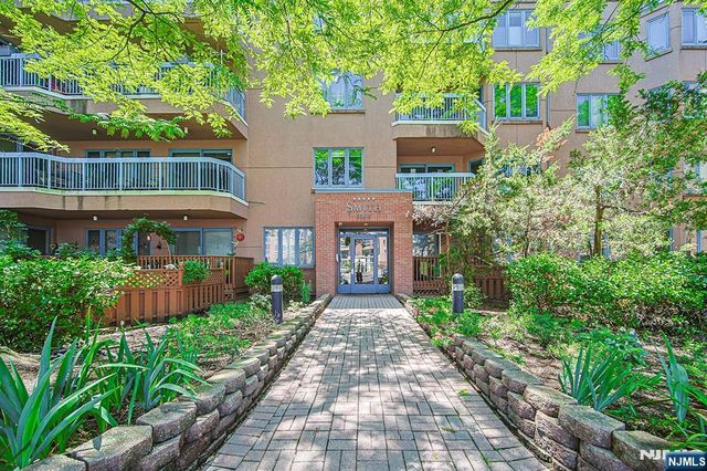 306 Smith Court R306, Edgewater, NJ 07020