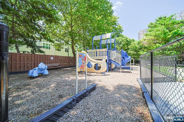306 Smith Court R306, Edgewater, NJ 07020